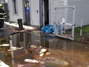 Hasiči bojují s masivním únikem motorového oleje, část se dostala do kanalizace