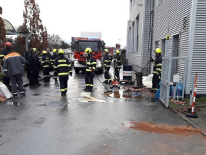 Hasiči bojují s masivním únikem motorového oleje, část se dostala do kanalizace