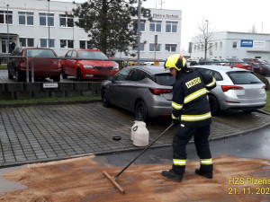 Hasiči bojují s masivním únikem motorového oleje, část se dostala do kanalizace