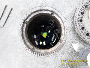 Hasiči bojují s masivním únikem motorového oleje, část se dostala do kanalizace