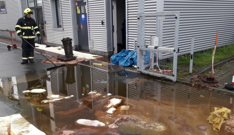 Hasiči bojují s masivním únikem motorového oleje, část se dostala do kanalizace