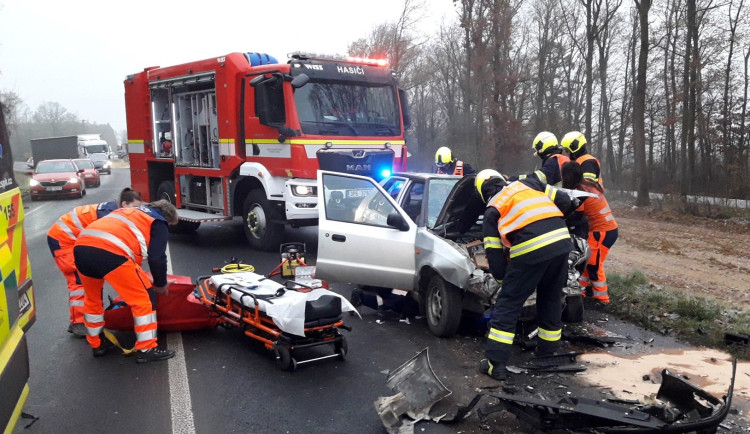 Mladý motorista utrpěl velmi těžké zranění při čelním střetu dvou osobáků. Na mokré silnici dostal smyk