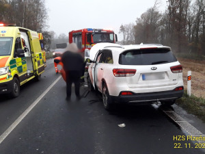 Mladý motorista utrpěl velmi těžké zranění při čelním střetu dvou osobáků. Na mokré silnici dostal smyk