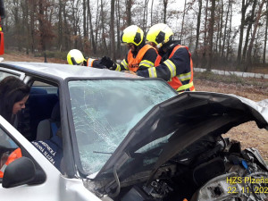 Mladý motorista utrpěl velmi těžké zranění při čelním střetu dvou osobáků. Na mokré silnici dostal smyk