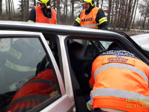 Mladý motorista utrpěl velmi těžké zranění při čelním střetu dvou osobáků. Na mokré silnici dostal smyk