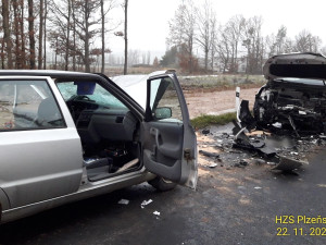 Mladý motorista utrpěl velmi těžké zranění při čelním střetu dvou osobáků. Na mokré silnici dostal smyk