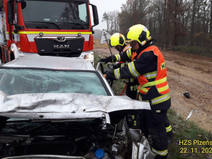 Mladý motorista utrpěl velmi těžké zranění při čelním střetu dvou osobáků. Na mokré silnici dostal smyk