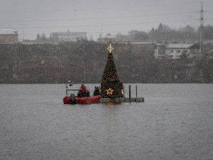Na hladině přehrady popluje i letos zářící vánoční strom. Lidé si ho loni zamilovali od prvního okamžiku