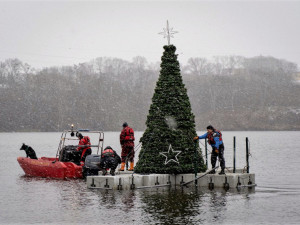 Na hladině přehrady popluje i letos zářící vánoční strom. Lidé si ho loni zamilovali od prvního okamžiku