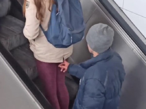 Policie bleskově odhalila totožnost zvrhlíka, který osahával dívky na eskalátorech hlavního nádraží