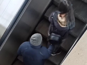 Policie bleskově odhalila totožnost zvrhlíka, který osahával dívky na eskalátorech hlavního nádraží