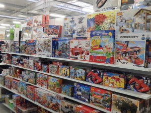 Celníci při razii odhalili padělky na vyhlášeném blešáku i v tradičních tržnicích. Falšují se i dětské stavebnice