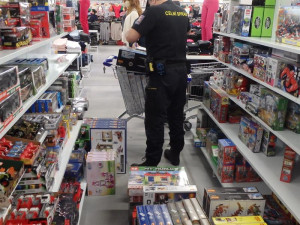 Celníci při razii odhalili padělky na vyhlášeném blešáku i v tradičních tržnicích. Falšují se i dětské stavebnice