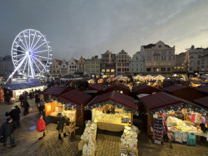 Velkolepé Adventní trhy na plzeňském náměstí Republiky přilákaly hned první den stovky návštěvníků