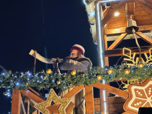 Velkolepé Adventní trhy na plzeňském náměstí Republiky přilákaly hned první den stovky návštěvníků