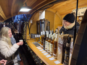 Velkolepé Adventní trhy na plzeňském náměstí Republiky přilákaly hned první den stovky návštěvníků