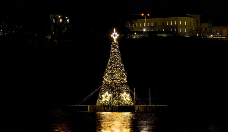 Na hladině přehrady popluje i letos zářící vánoční strom. Lidé si ho loni zamilovali od prvního okamžiku
