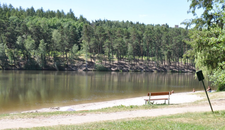 Šaldovský rybník bude mít lepší přístup k vodě, radnice také nechá zpevnit jeho břeh, aby nedocházelo k erozi