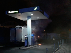 Plameny zachvátily dodávku přímo na čerpací stanici, řidič skončil v nemocnici