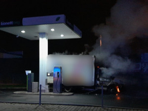 Plameny zachvátily dodávku přímo na čerpací stanici, řidič skončil v nemocnici