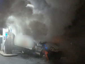 Plameny zachvátily dodávku přímo na čerpací stanici, řidič skončil v nemocnici