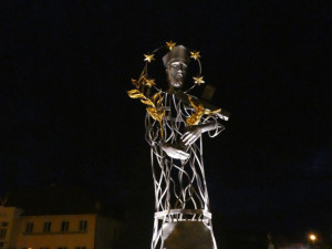 Motoristé už využívají nově postavený most přes řeku Bradavu, zdobí ho kovaná socha Jana Nepomuckého