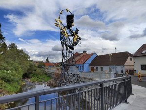 Motoristé už využívají nově postavený most přes řeku Bradavu, zdobí ho kovaná socha Jana Nepomuckého