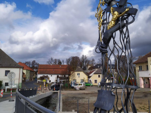 Motoristé už využívají nově postavený most přes řeku Bradavu, zdobí ho kovaná socha Jana Nepomuckého