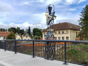 Motoristé už využívají nově postavený most přes řeku Bradavu, zdobí ho kovaná socha Jana Nepomuckého
