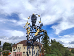 Motoristé už využívají nově postavený most přes řeku Bradavu, zdobí ho kovaná socha Jana Nepomuckého