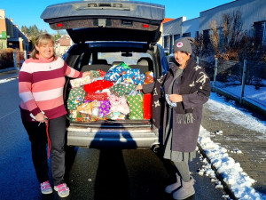 Hračky i praktické pomůcky do domácnosti, sbírka vánočních dárků pomůže matkám s dětmi v nouzi