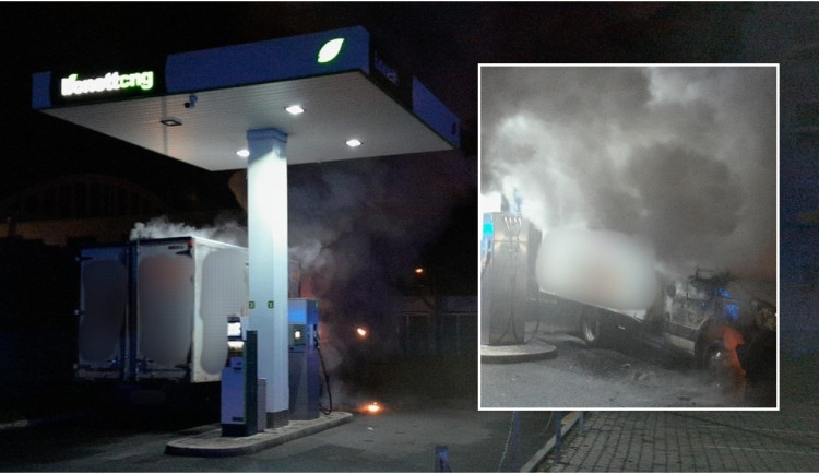 Plameny zachvátily dodávku přímo na čerpací stanici, řidič skončil v nemocnici