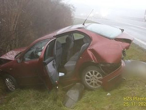 Nehoda osmi osobáků, které se srazily v mlze ochromila před Plzní provoz na hlavním silničním tahu I/27