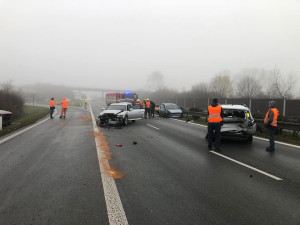 Nehoda osmi osobáků, které se srazily v mlze ochromila před Plzní provoz na hlavním silničním tahu I/27