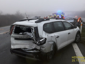 Nehoda osmi osobáků, které se srazily v mlze ochromila před Plzní provoz na hlavním silničním tahu I/27