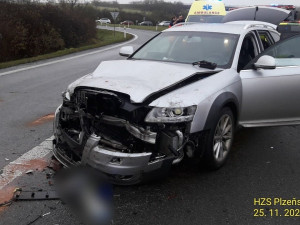 Nehoda osmi osobáků, které se srazily v mlze ochromila před Plzní provoz na hlavním silničním tahu I/27