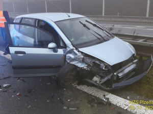 Nehoda osmi osobáků, které se srazily v mlze ochromila před Plzní provoz na hlavním silničním tahu I/27