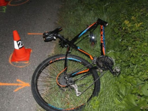 Cyklista nepřežil noční vyjížďku, jeho bezvládné tělo našel náhodný kolemjdoucí