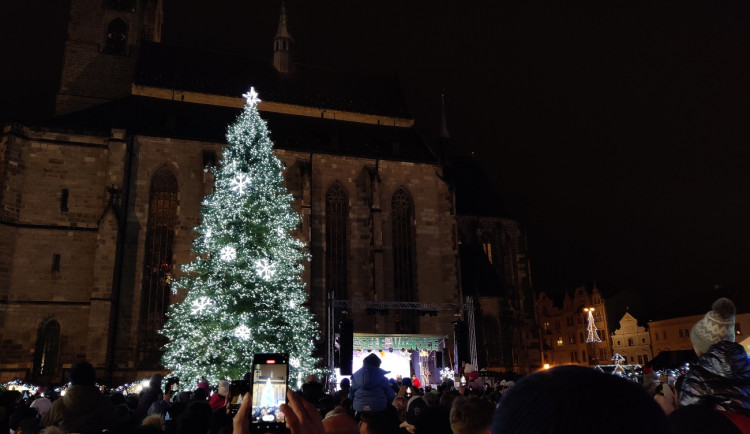 FOTO: Tisíce lidí sledovaly rozsvícení stromu na plzeňském náměstí, vyjela i vánoční tramvaj