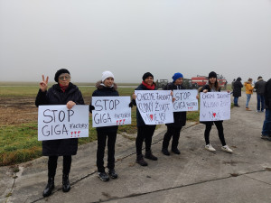 Při prvním protestu se sešly stovky lidí přímo na letišti.