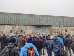 Při prvním protestu se sešly stovky lidí přímo na letišti.