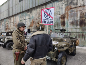 Při prvním protestu se sešly stovky lidí přímo na letišti.