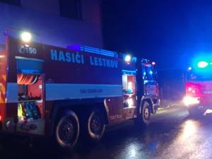 Ve stodole shořely při nočním požáru dva automobily, způsobená škoda se vyšplhala k milionu korun