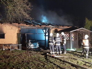 Ve stodole shořely při nočním požáru dva automobily, způsobená škoda se vyšplhala k milionu korun