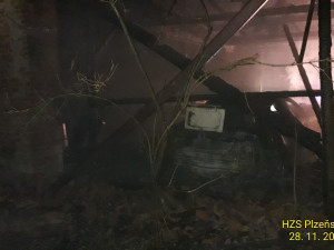 Ve stodole shořely při nočním požáru dva automobily, způsobená škoda se vyšplhala k milionu korun