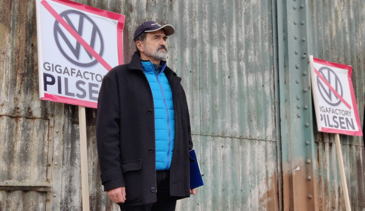 Předseda Českého svazu letectví Václav Vašek na prvním protestu na letišti v Líních