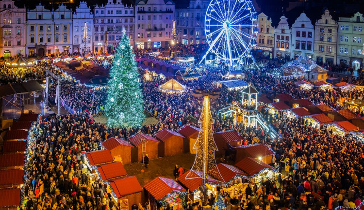 KOMENTÁŘ: Tlačenice, nadávky, opilci a hajlování. Sváteční atmosféru doprovází nepříjemná pachuť