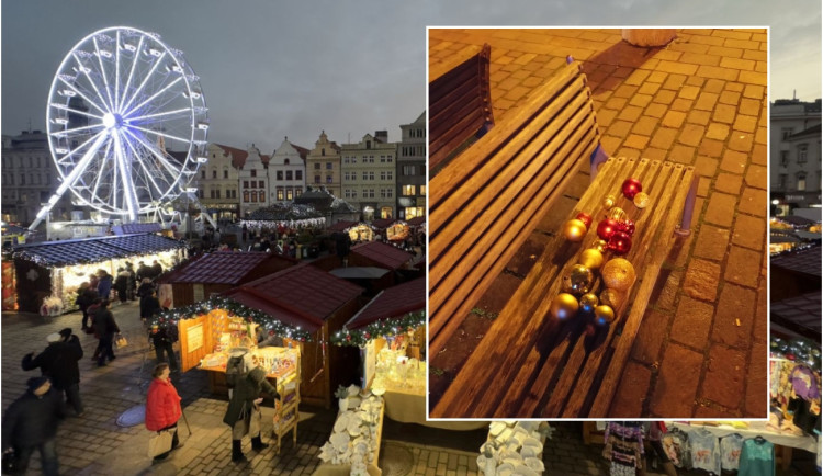 Opilá mládež řádila na náměstí a strhávala výzdobu z adventních stánků