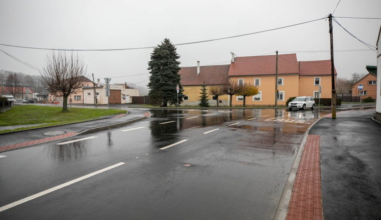 Řidiči už mohou využívat opravený most v Luženičkách, obnovou prošla také křižovatka na Horšovský Týn