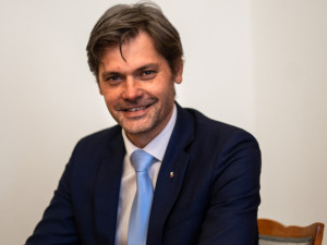 Proti omezení kampaní bych nebyl. Kandidáti by měli být více v ulicích, říká senátor Marek Hilšer